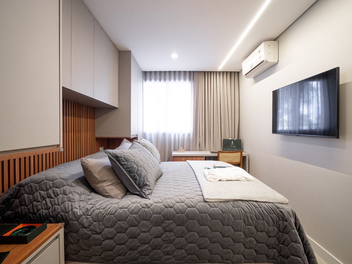 Suíte com cama de casal e TV Smart