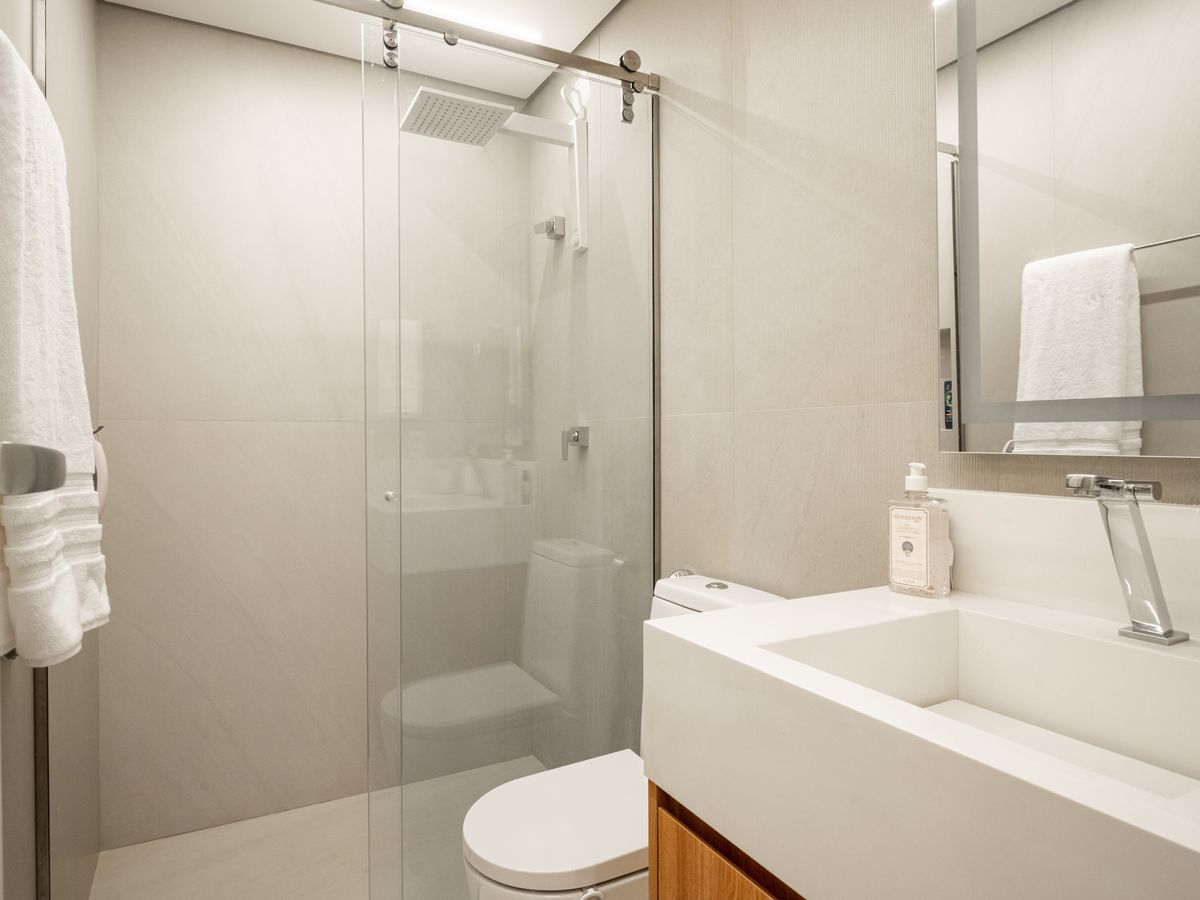 Banheiro do flat com box e bancada