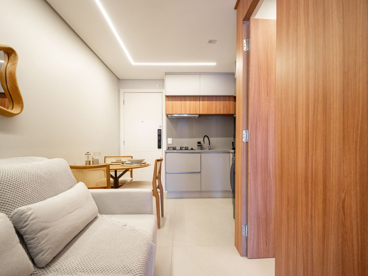 Estar do flat com vista para a cozinha