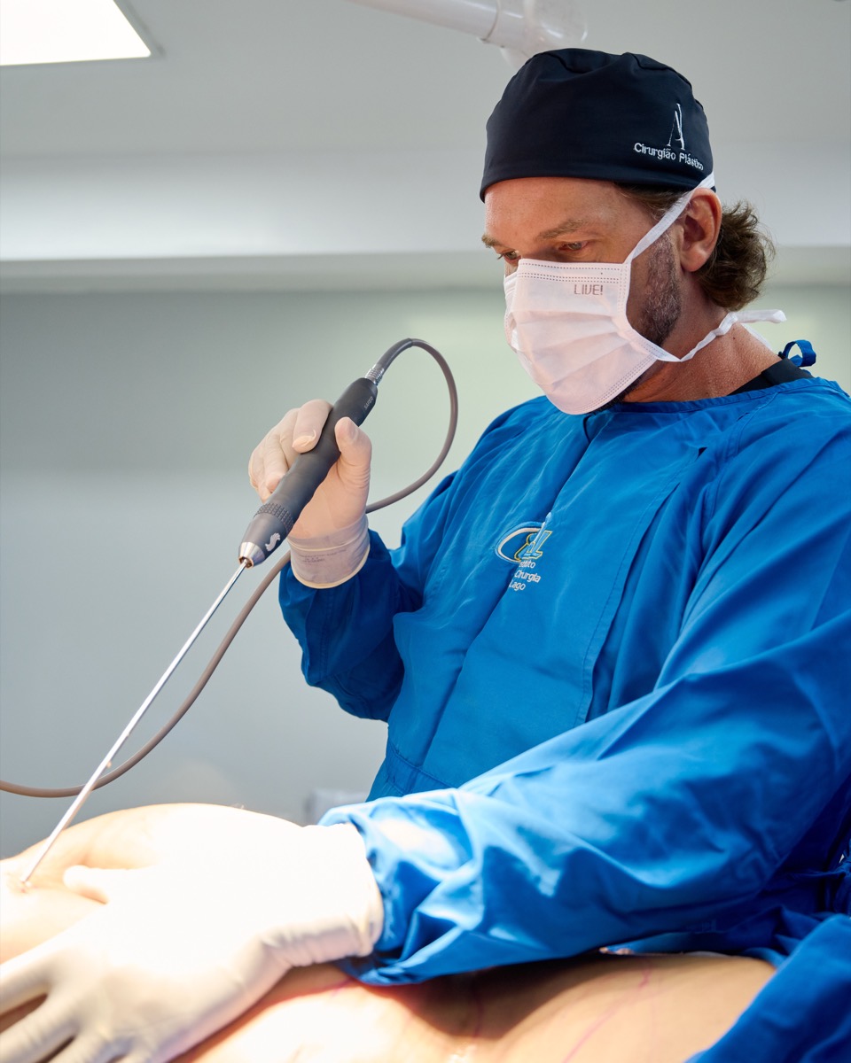 Dr. André Jardim em cirurgia